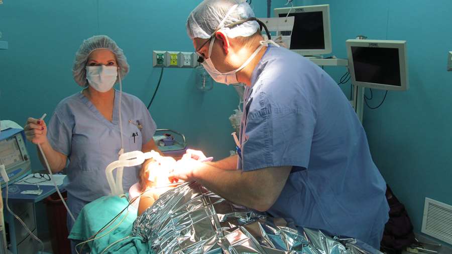 Dr. Mason performing surgery in Nicaragua