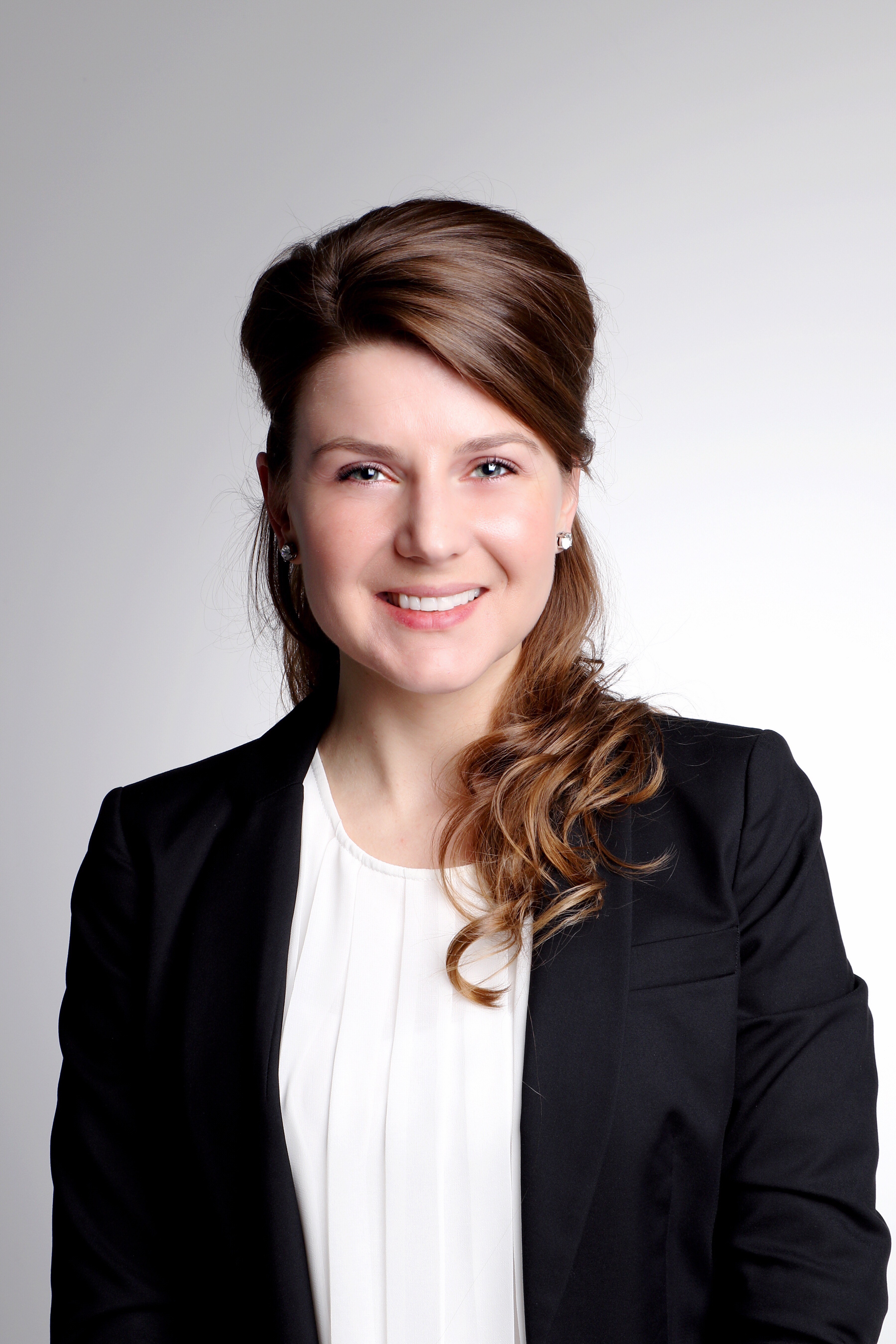 A photo of Oksana Symczyk.