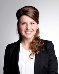 A photo of Oksana Symczyk.